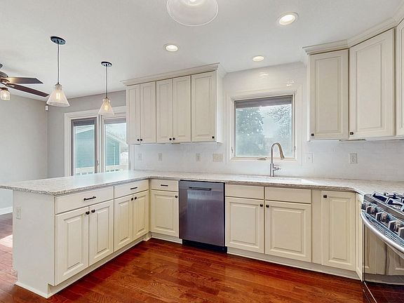 3rd image of 1038 42 1/2 Ave NE