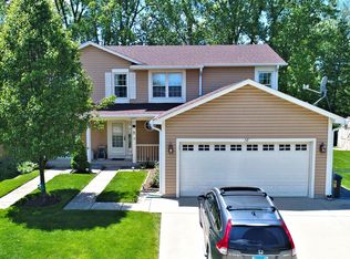 18 Berkshire Ct, Streamwood, IL 60107