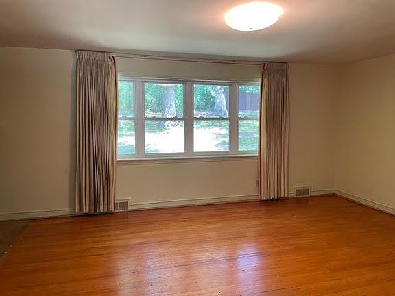 4th image of 255 Oakwood Cir