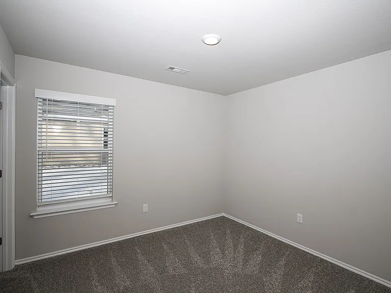 606 Comanche Dr — Photo 16