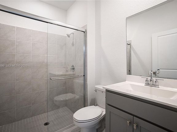 4th image of 833 SE 19th St