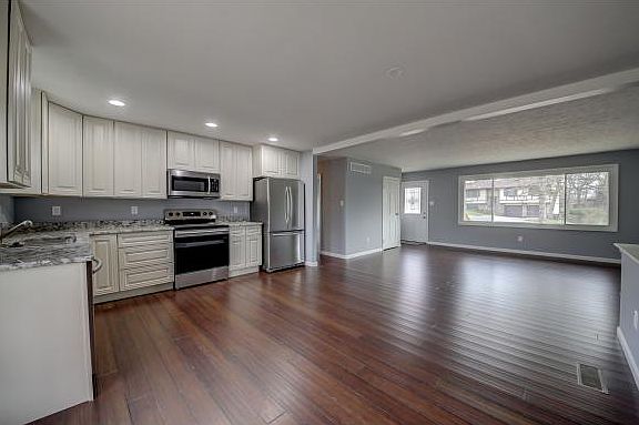 3rd image of 20327 Longview Dr