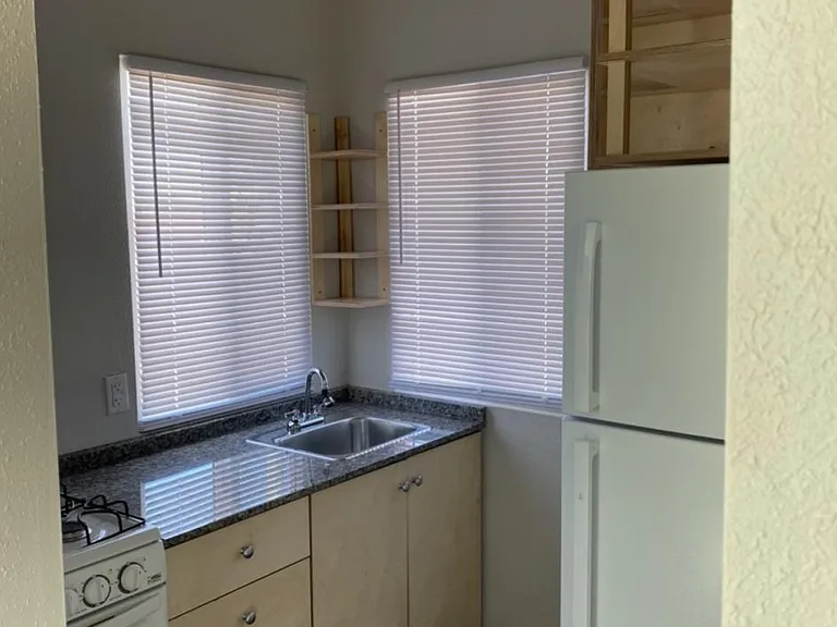 112 University Blvd SE — Photo 3
