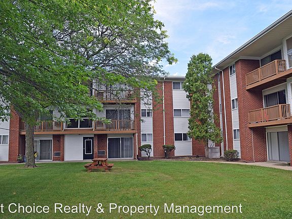3rd image of 825 Clinton River Dr APT 5A