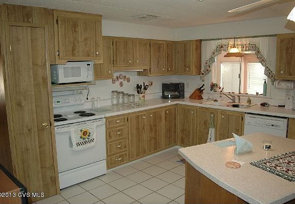 5th image of 251 W Tuna Dr
