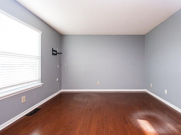 3rd image of 8 Red Maple Ct