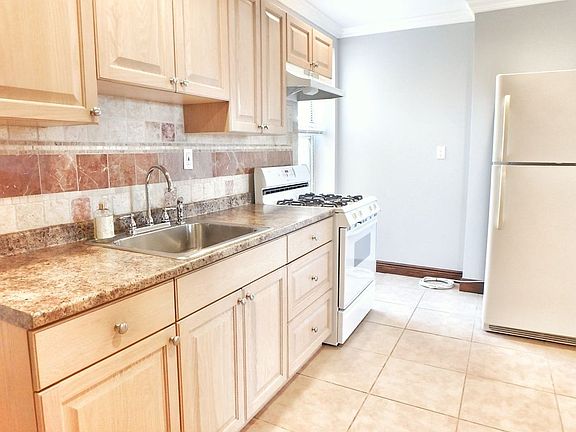 5th image of 2822 47th St APT 2