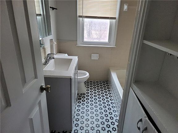 4th image of 2983 E Moreland Dr