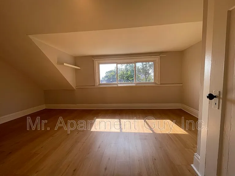 55 Barnesdale Ave N #UPPER — Photo 3