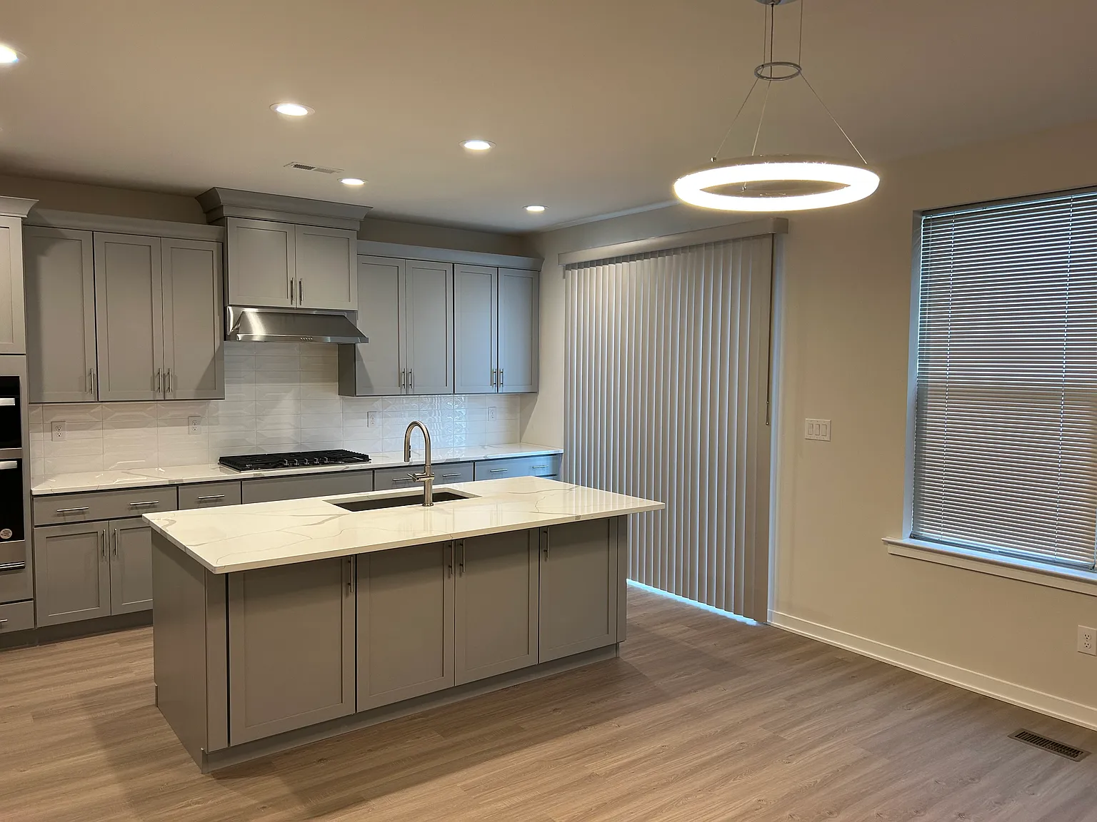5 bed, 3010 sqft, $3,650 — Photo 2