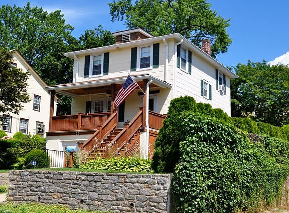 2nd image of 20 Manhattan Ave
