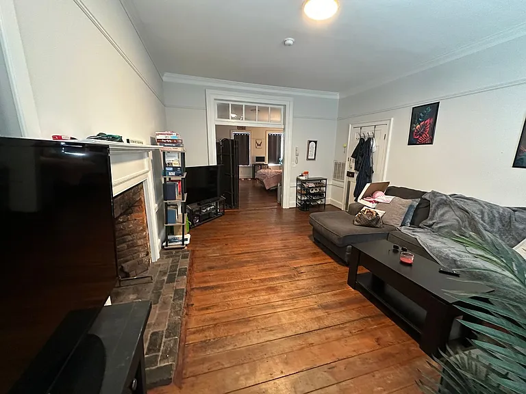 822 Caroline St #4 — Photo 6