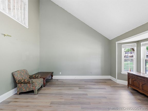 4th image of 809 E Union St