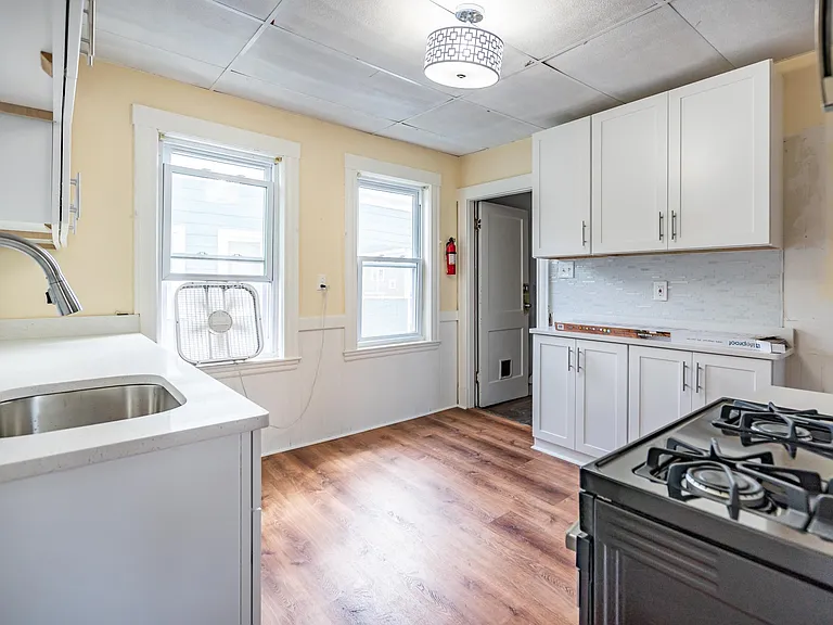 39 Perry St #3 — Photo 2