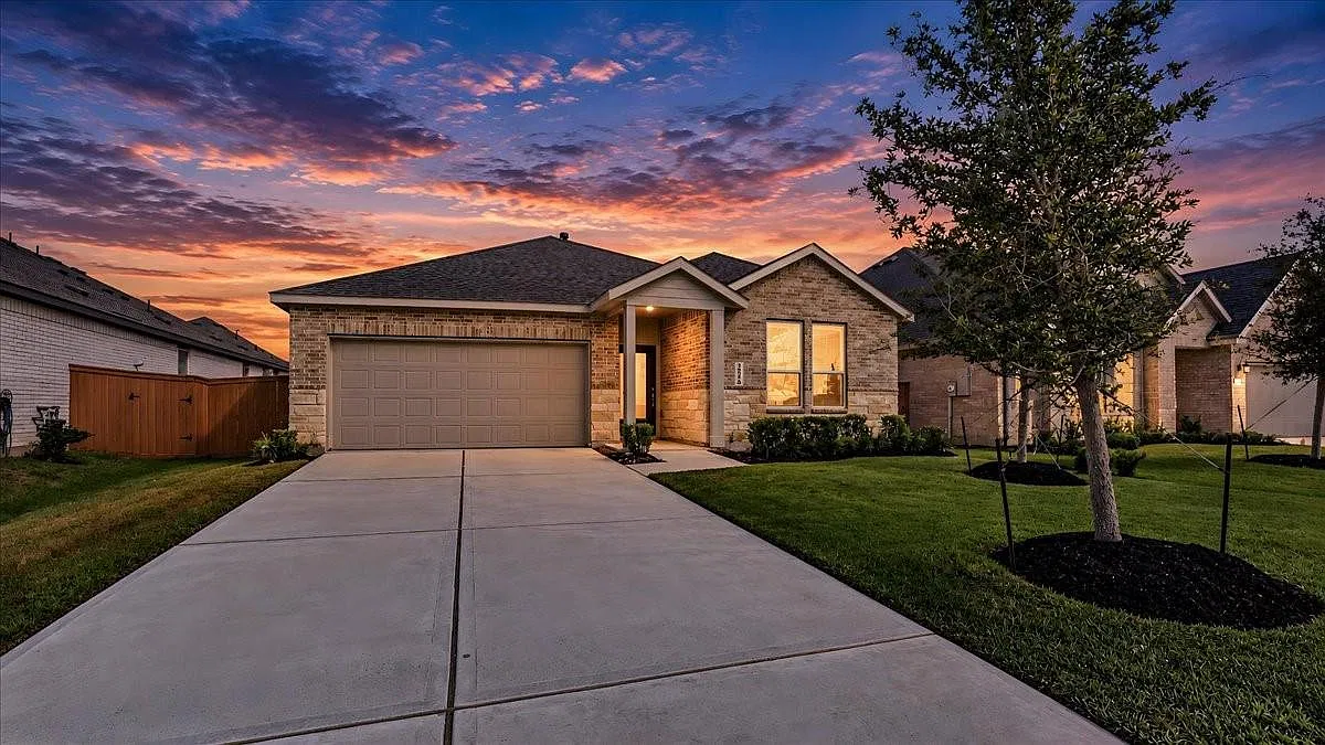 4 bed, 2.0 bath, 2078 sqft, $3,000 — Photo 1