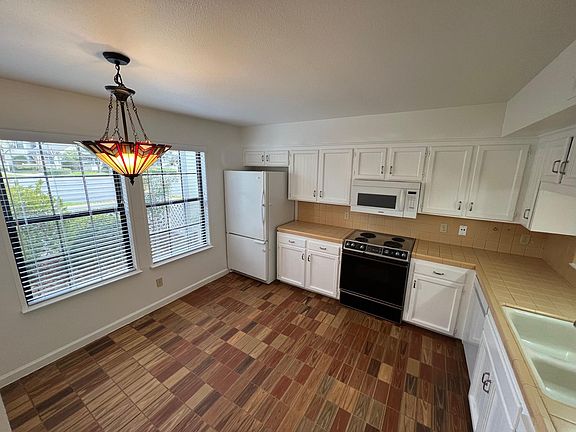 2nd image of 977 E Foxhill Dr