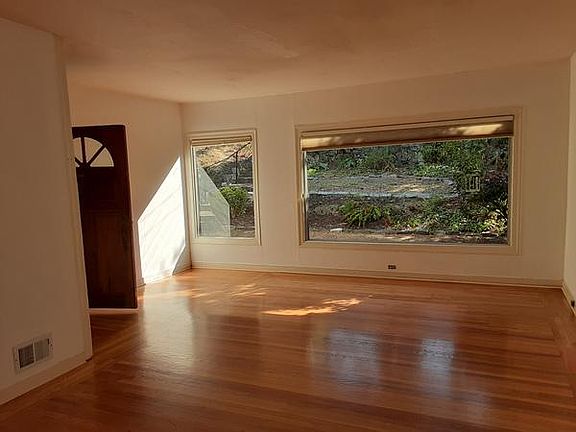 Entery leads to spacious livingroom