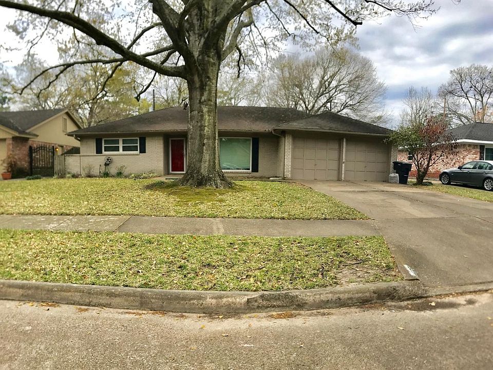 Shaded Front Yard with Beautiful Oak Tree