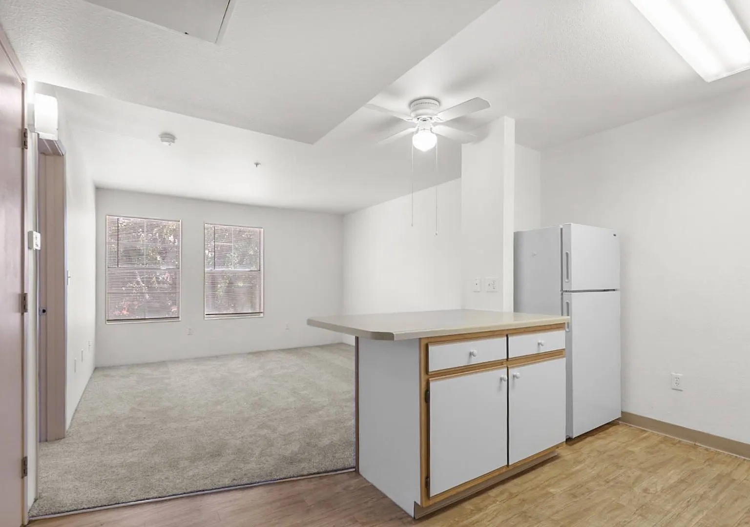 El Paseo Apartments — Photo 2