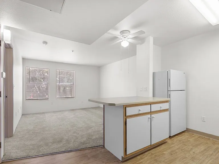 El Paseo Apartments — Photo 2