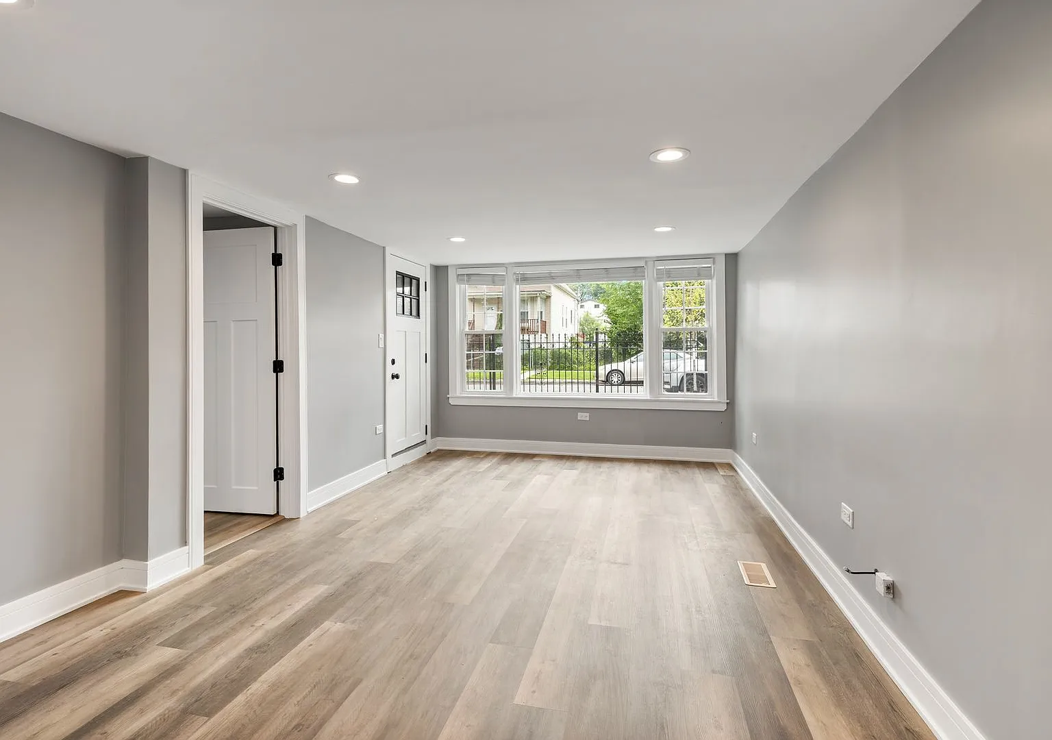 3 bed, 1000 sqft, $2,300 — Photo 3