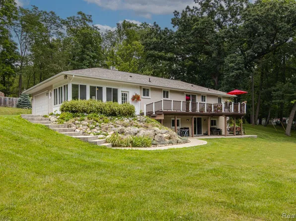 5074 Perryville Rd, Holly, MI 48442