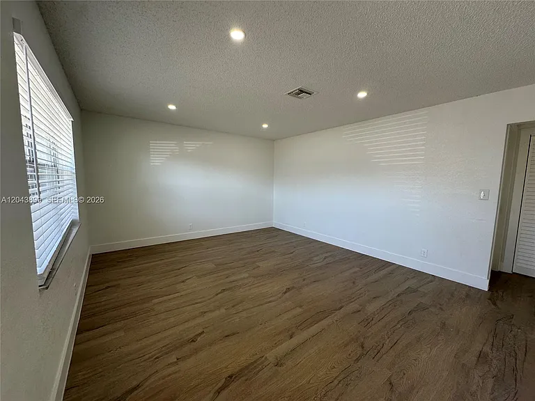 899 NE 15th St #3 — Photo 10