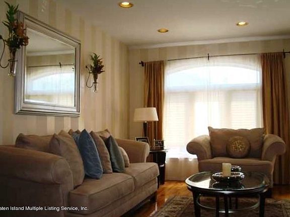 3rd image of 32 Wycliff Ln