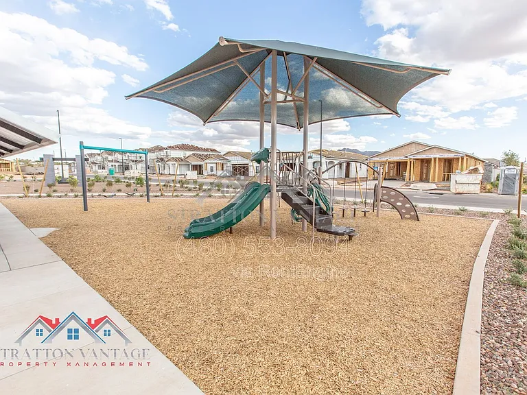 2304 E Kelly Dr — Photo 42