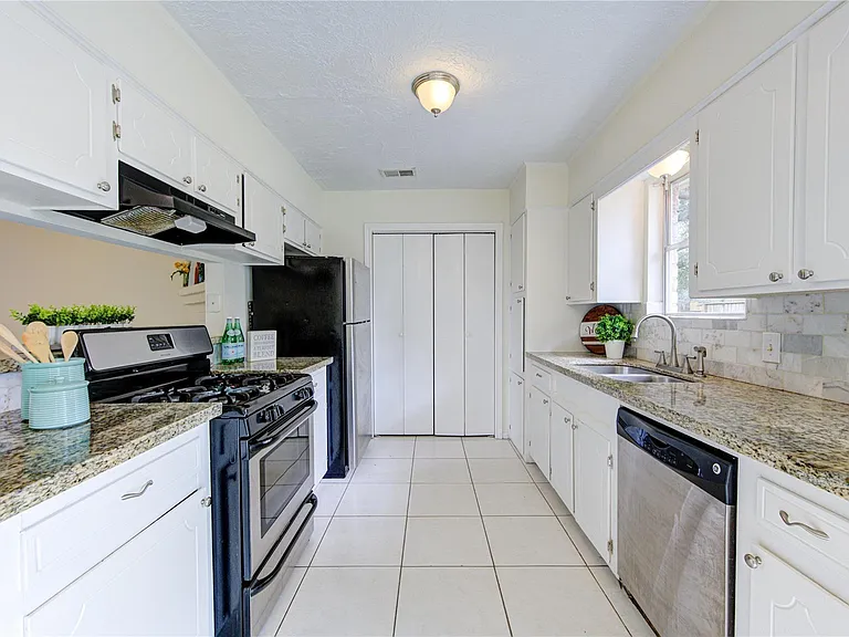 950 Grand Junction Dr — Photo 1