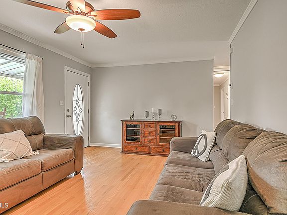 4th image of 2704 Schumway Dr