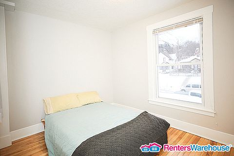 5th image of 2950 Polk St NE