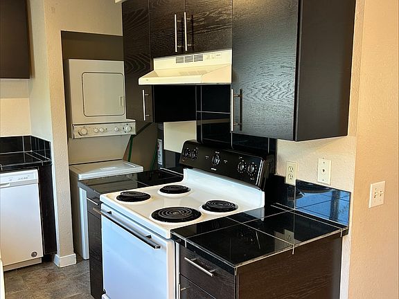 2nd image of 3437 Redwood Ave #16