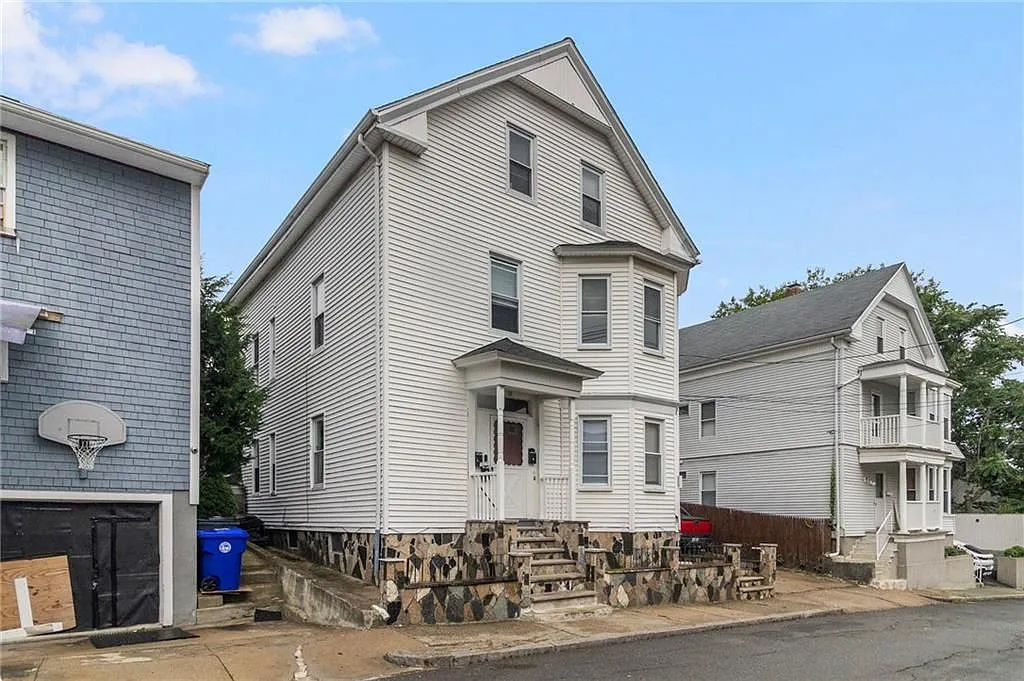 2 bed, 1.0 bath, 900 sqft, $1,800 — Photo 2