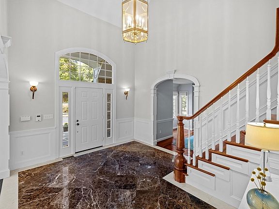 3rd image of 1 Elizabeth Dr