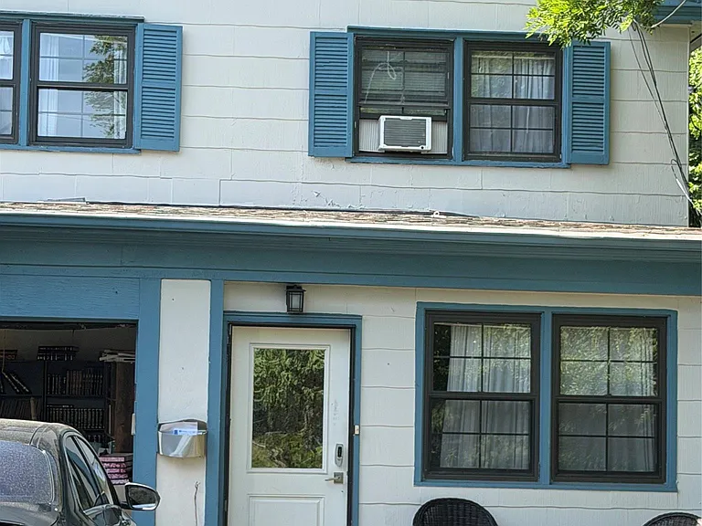 9 Fairview Ave — Photo 1