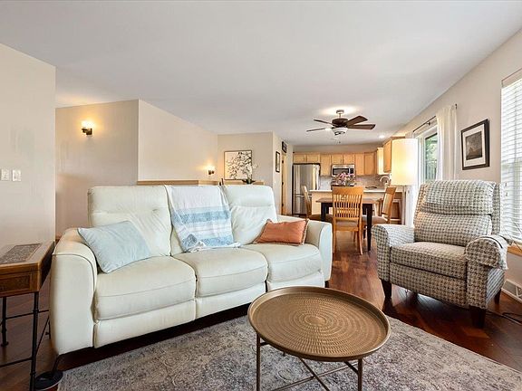 3rd image of 8914 Hollybush Ln