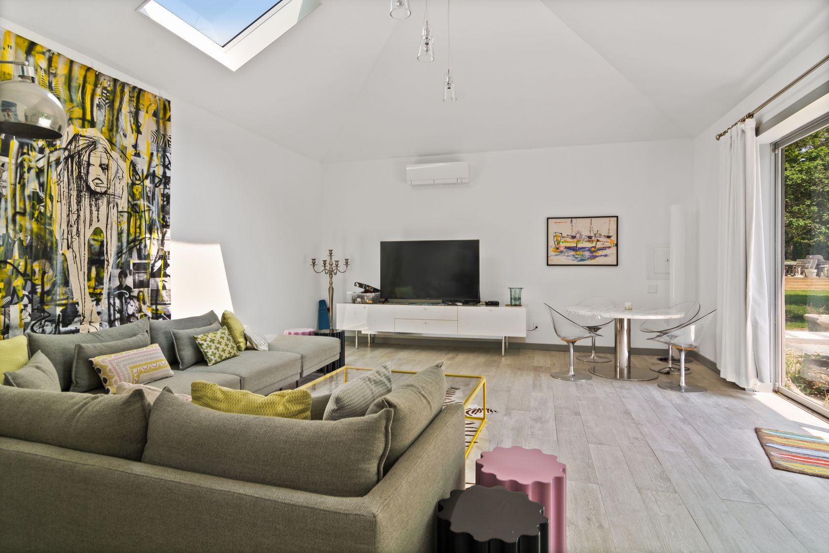  Poolhouse living room