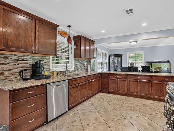 3rd image of 716 Bruce Way SW