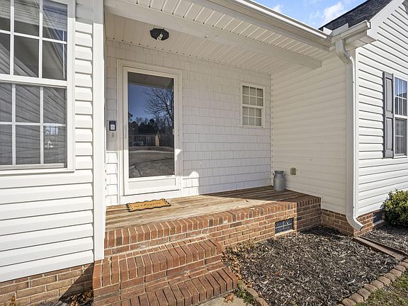 3rd image of 113 Dawn Ave