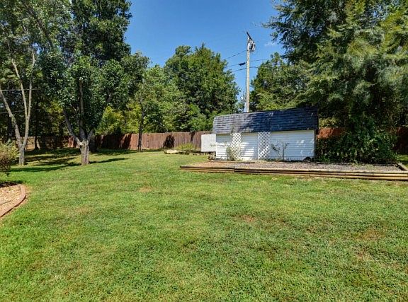 3rd image of 471 Green Briar Dr