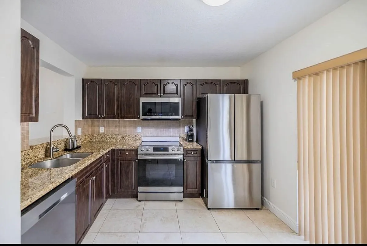 3 bed, 1100 sqft, $2,950 — Photo 3