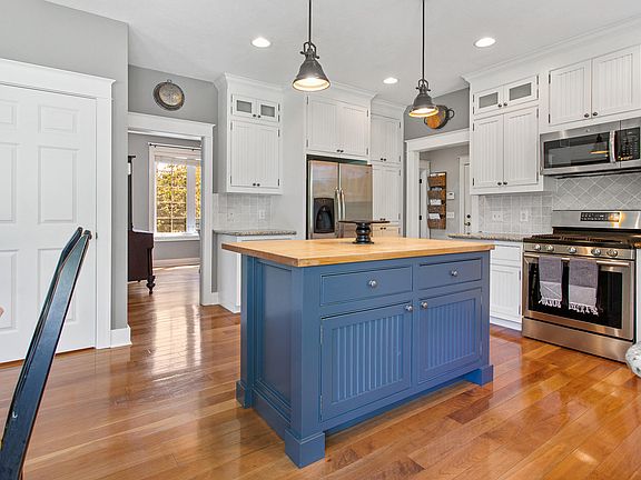 2nd image of 3040 Jamesway Ave