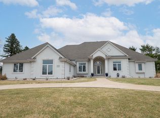 W226N3551 Wethersfield Rd, Pewaukee, WI 53072