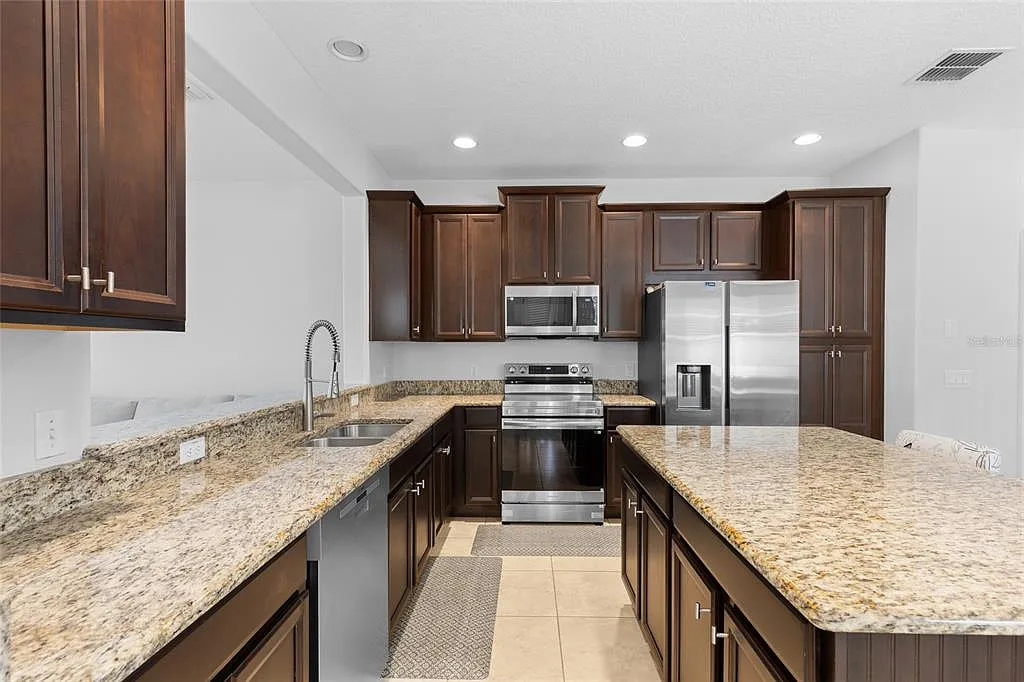 3 bed, 2.5 bath, 1731 sqft, $2,495 — Photo 3