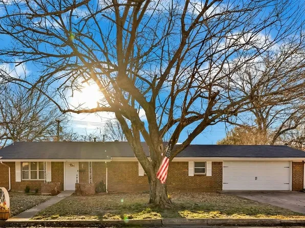 1207 Pebble St, Bowie, TX 76230