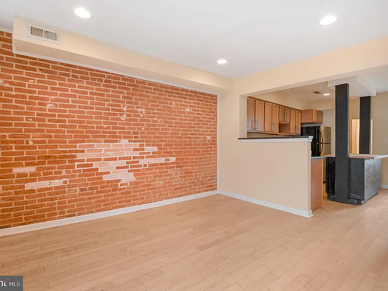 1123 W Lombard St — Photo 11