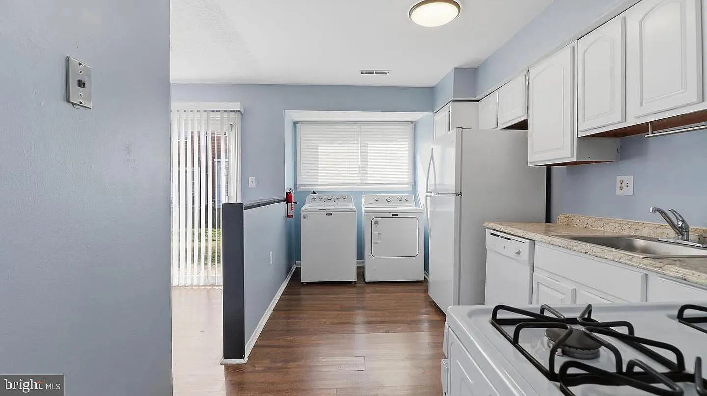 3 bed, 1.5 bath, 1036 sqft, $2,500 — Photo 3