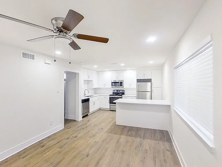 907 N Beacon — Photo 4
