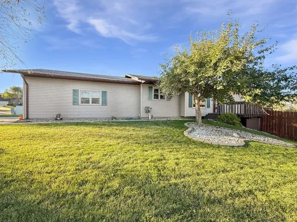 23 Moraine Point, Minot, ND 58703